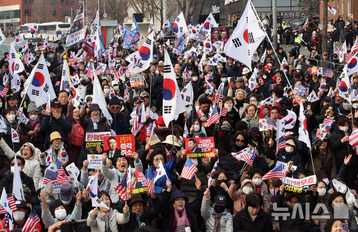 [서울=뉴시스] 김금보 기자 = 법원이 윤석열 대통령의 구속취소 청구를 인용한 7일 오후 서울 용산구 한남동 대통령 관저 앞에서 지지자들이 집회를 하고 있다. 2025.03.07. kgb@newsis.com