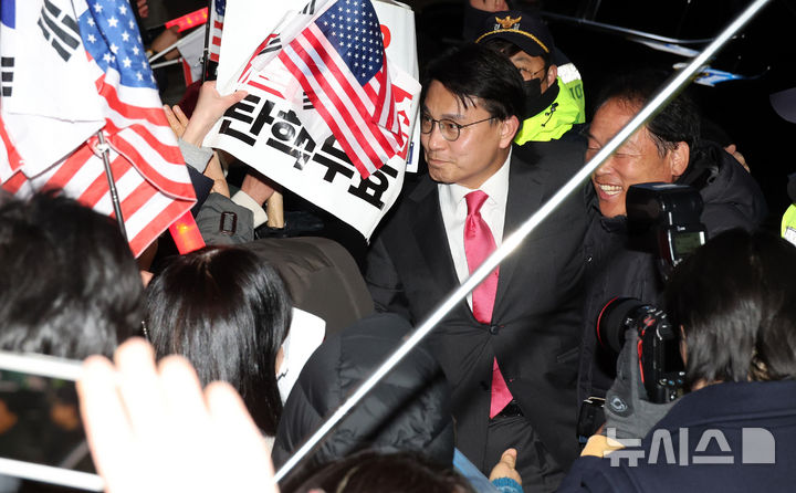 [의왕=뉴시스] 박주성 기자 = 법원이 윤석열 대통령의 구속취소 청구를 인용한 7일 오후 윤상현 국민의힘 의원이 윤석열 대통령을 만나기 위해 경기 의왕 서울구치소로 들어가던 중 지지자들과 인사를 나누고 있다. (공동취재) 2025.03.07. photo@newsis.com