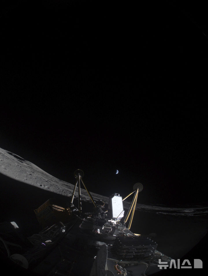 [AP/뉴시스]7일(미국 동부시각) 달 남극 가까운 분화구에 착륙하면서 옆으로 누운 민간 탐사선 아테나호 모습. 2025.3.8.