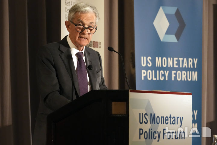 [워싱턴=AP/뉴시스]제롬 파월 미국 연방준비제도(Fed·연준) 의장이 7일(현지 시간) 미국 뉴욕에서 열린 시카고대 부스 경영대 통화정책 포럼에서 연설하고 있다. 2025.03.08.