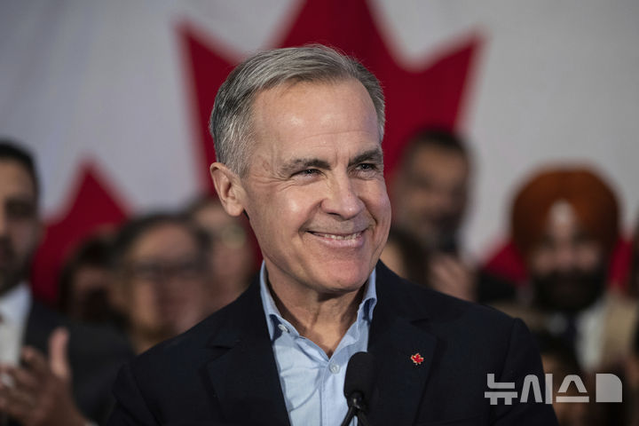 [오타와=AP/뉴시스] 미국 도널드 트럼프 행정부와의 관계가 악화된 가운데 캐나다가 9일(현지 시간) 차기 총리를 선출한다. 선거가 4파전으로 치러지는 가운데 가장 유력한 후보로 지목되는 마크 카니 전 캐나다중앙은행 총재의 모습. 2025.03.09