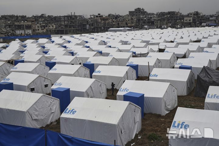 [가자 시티=AP/뉴시스]가자 지구 난민을 위해 새로 설치된 캠프촌, 하마스와 협상을 통해 종전할 의사가 없는 이스라엘 지도부는 7일 군에 즉각적 전투 재개 준비를 지시했지만 총리실은 다시 도하에 대표단을 파견, 협상을 계속한다고 8일 밝혔다. 2025.03.09.