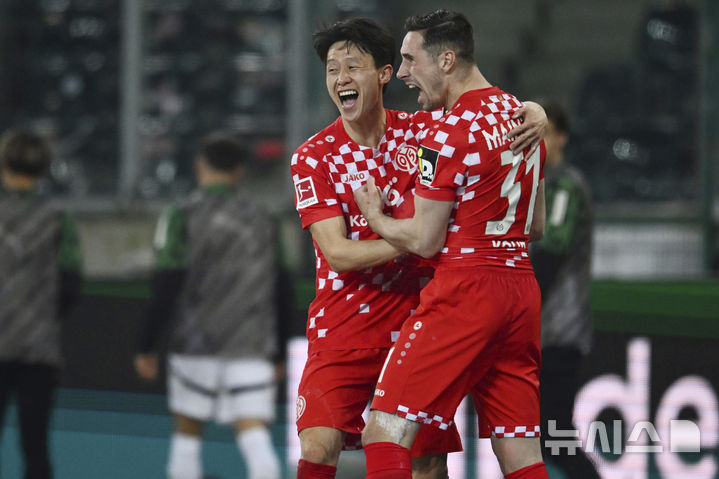 [묀헨글라트바흐=AP/뉴시스] 독일 프로축구 분데스리가 마인츠의 이재성, 도미닉 코어. 2025. 3. 7.