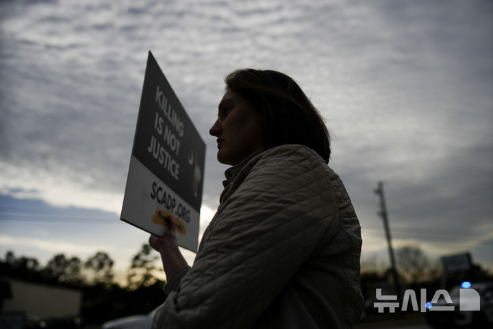 [컬럼비아(미국)=AP/뉴시스]사형수 브래드 시그먼의 총살형 집행을 앞두고 이를 항의하는 시민의 모습.