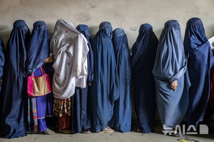 [카불=AP/뉴시스] 유엔이 세계 여성의 날(3월 8일)을 맞아 아프가니스탄을 통제하는 탈레반 당국에 여성들에 대한 억압을 중단하라고 촉구했다. 2023년 5월 23일 아프간 카불 도심의 부르카를 착용한 여성들의 모습. 2025.03.09 