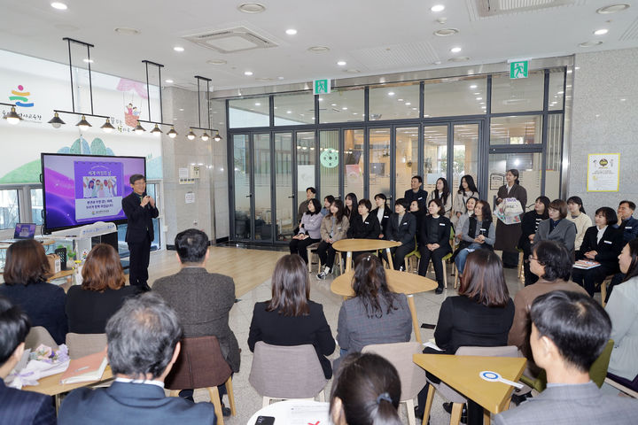 [울산=뉴시스] 구미현 기자 = 울산시교육청은 제117주년 세계 여성의 날을 맞아 직원들과 함께하는 대화의 시간을 마련했다고 8일 밝혔다. 전날 행사에서 직원들과 대화하는 천창수 교육감 (울산시교육청 제공) photo@newsis.com *재판매 및 DB 금지