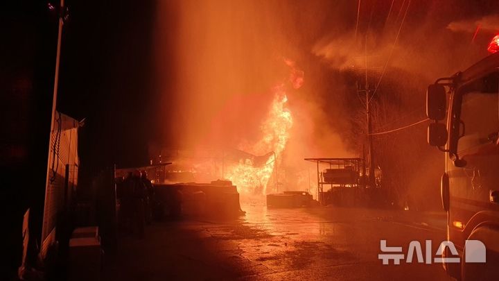 [청주=뉴시스] 8일 충북 청주시 청원구 사천동의 한 식자재마트 창고에서 불이나 불길이 치솟고 있다. (사진= 청주동부소방서 제공) 2025.03.08. photo@newsis.com *재판매 및 DB 금지