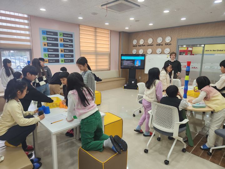 충북국제교육원 원어민 교사가 초등학생을 대상으로 책읽기 수업을 하고 있다. *재판매 및 DB 금지