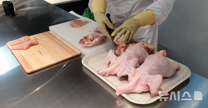 [익산=뉴시스] 변해정 기자= 하림의 키친로드(HCR) 과정에서 전문가가 닭을 부위별로 손질하는 '발굴쇼'를 관람할 수 있다. 2025.03.07. photo@newsis.com