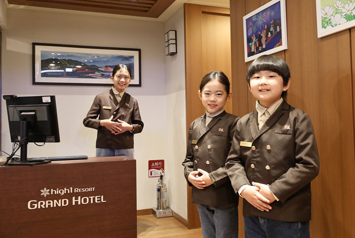 강원랜드가 8일 부산 해운대 센텀시티에 위치한 글로벌 직업체험 테마파크 키자니아에서 어린이들을 대상으로‘하이원 직업 체험관-그랜드 호텔’을 운영하고 있다.(사진=강원랜드 제공)   *재판매 및 DB 금지