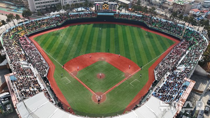 [청주=뉴시스] 연종영 기자 = 8일 오후 충북 청주야구장에서 KBO리그 시범경기 두산 vs 한화전. 6회말 두산 베어스가 공격하고 있다. 연고지가 충청권인 한화 이글스가 청주에서 시범경기를 치르는 건 2012년 이후 13년 만이다. 한화는 청주에서 9일까지 시범경기 2연전을 치른다. 시범경기 티켓은 예매 시작 3분(1경기), 5분(2경기)만에 매진됐다. 2025.03.08. jyy@newsis.com