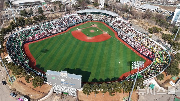 [청주=뉴시스] 연종영 기자 = 8일 오후 청주야구장에서 KBO리그 시범경기 두산 vs 한화전. 한화 이글스가 청주에서 시범경기를 치르는 건 2012년 이후 13년 만이다. 한화는 청주에서 9일까지 시범경기 2연전을 치른다. 1만500석 티켓은 예매 시작 3분(1경기), 5분(2경기)만에 매진될 정도로 열기가 달아올랐다. 2025.03.08. jyy@newsis.com