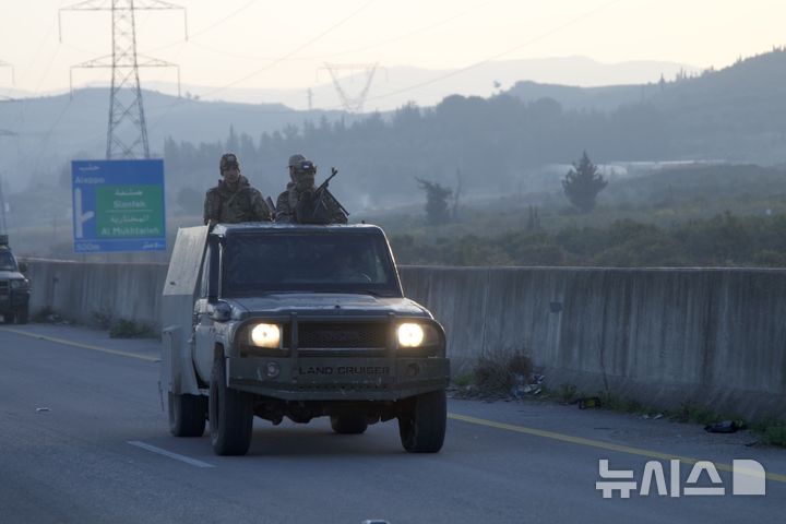 [ 라타키아= 신화/뉴시스] 시리아 동부 데이르 알주르 주에서는 시리아군(SDF) 소속 쿠르드군 8명이 4월 28일 무장괴한들의 기습 공격을받아 숨졌다고 시리아인권관측소와 현지 언론이 4월 28일 보도했다. 사진은 3월 7일 시리아 북서부 라타키아주의 타르투스 부근 고속도로를 순찰하는 신정부 보안군. 2025. 04. 29. 