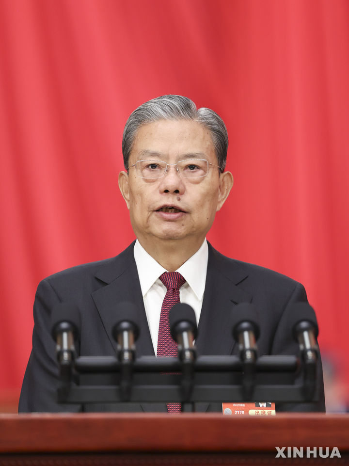 [베이징=신화/뉴시스] 자오러지 전국인민대표대회(전인대) 상무위원장이 11일 전인대 폐막식에 호흡기 감염을 이유로 불참했다. 사진은 지난 8일 베이징 인민대회당에서 열린 제14기 전인대 3차 회의 두 번째 회의에서 전인대 상무위 업무보고를 하는 자오 위원장. 2025.03.11