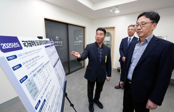 [서울=뉴시스] 김선웅 기자 = 연원정 인사혁신처장이 8일 서울 동작구 소재 학교에 설치된 국가공무원 5급 공채 및 외교관 후보자 선발 제1차 시험장에서 시험 상황을 점검하고 있다. (사진=인사혁신처 제공) 2025.03.08. photo@newsis.com *재판매 및 DB 금지