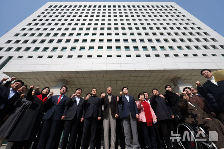 [서울=뉴시스] 홍효식 기자 = 국민의힘 권영세 비상대책위원장과 권성동 원내대표 등 의원들이 8일 서울 서초구 대검찰청 앞에서 열린 비상의원총회에서 윤석열 대통령 석방을 촉구하며 구호를 외치고 있다. 2025.03.08. yesphoto@newsis.com
