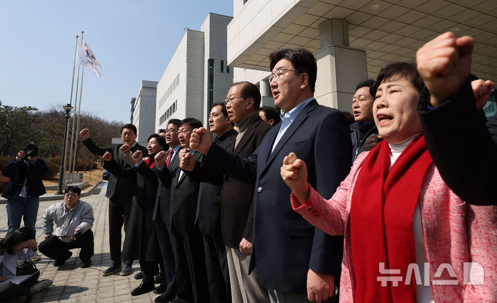 [서울=뉴시스] 홍효식 기자 = 국민의힘 권영세 비상대책위원장과 권성동 원내대표 등 의원들이 8일 서울 서초구 대검찰청 앞에서 열린 비상의원총회에서 윤석열 대통령 석방을 촉구하며 구호를 외치고 있다. 2025.03.08. yesphoto@newsis.com