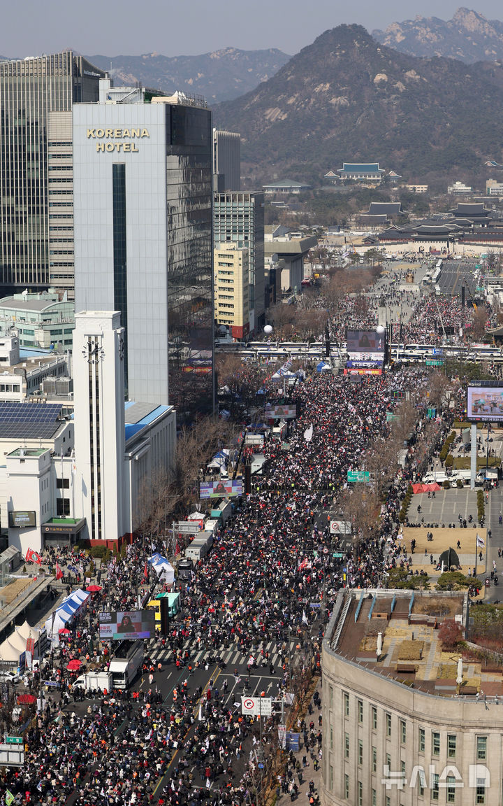 [서울=뉴시스] 김선웅 기자 = 윤석열 대통령에 대한 헌법재판소의 탄핵심판 선고가 임박한 8일 서울 세종대로 일대에서 친윤 성향 시민들이 집회를 열고 대통령 탄핵 기각을 촉구하고 있다. 2025.03.08. mangusta@newsis.com