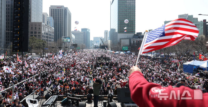 [서울=뉴시스] 김선웅 기자 = 윤석열 대통령에 대한 헌법재판소의 탄핵심판 선고가 임박한 8일 서울 세종대로 일대에서 친윤 성향 시민들이 집회를 열고 대통령 탄핵 기각을 촉구하고 있다. 2025.03.08. mangusta@newsis.com