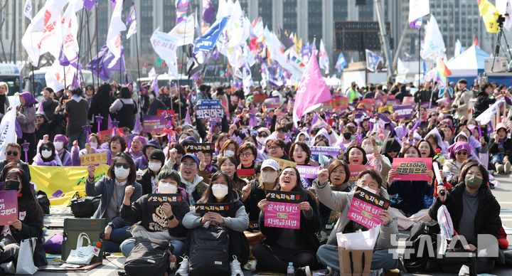 [서울=뉴시스] 김선웅 기자 = 11일(현지 시간) 세계경제포럼(WEF)이 내놓은 '2025 세계 젠더 격차 보고서'(Global Gender Gap Report 2025)를 보면, 한국의 젠더 격차 지수는 0.687로 전체 148개국 중 101위를 차지했다. 사진은 지난 3월8일 서울 종로구 광화문 인근에서 열린 3.8 세계여성의 날 기념 제40회 한국여성대회에서 참가 시민들이 성평등 민주주의를 촉구하고 있다. 2025.03.08 mangusta@newsis.com
