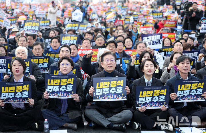 [서울=뉴시스] 김선웅 기자 = 이재명 더불어민주당 대표를 비롯한 야5당 관계자들이 윤석열 대통령에 대한 헌법재판소의 탄핵 심판 선고가 임박하고 대검찰청이 윤 대통령 구속 취소 즉시항고 포기 입장을 밝힌 8일 서울 종로구 안국역 인근에서 열린 야5당 공동 범국민대회에서 윤석열 대통령에 대한 탄핵 인용을 촉구하고 있다. 2025.03.08. mangusta@newsis.com