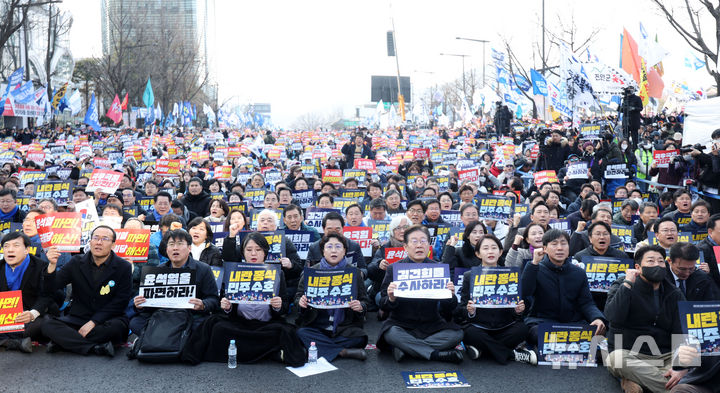 [서울=뉴시스] 김선웅 기자 = 이재명 더불어민주당 대표를 비롯한 야5당 관계자들이 윤석열 대통령에 대한 헌법재판소의 탄핵 심판 선고가 임박하고 대검찰청이 윤 대통령 구속 취소 즉시항고 포기 입장을 밝힌 8일 서울 종로구 안국역 인근에서 열린 야5당 공동 범국민대회에서 윤석열 대통령에 대한 탄핵 인용을 촉구하고 있다. 2025.03.08. mangusta@newsis.com