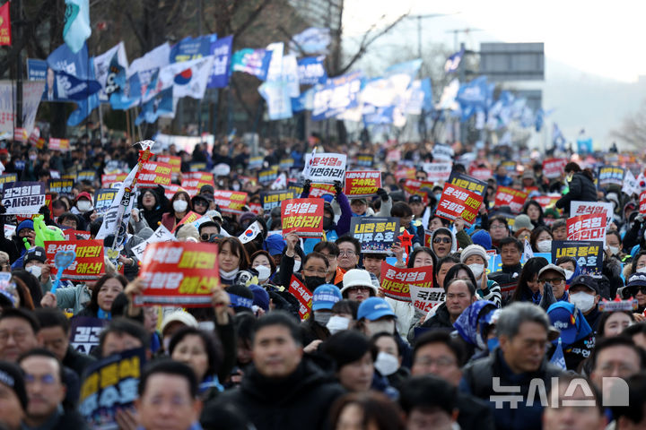 [서울=뉴시스] 김선웅 기자 = 윤석열 대통령에 대한 헌법재판소의 탄핵 심판 선고가 임박하고 대검찰청이 윤 대통령 구속 취소 즉시항고 포기 입장을 밝힌 8일 서울 종로구 안국역 인근에서 열린 야5당 공동 범국민대회에서 참가 시민들이 윤석열 대통령에 대한 탄핵 인용을 촉구하고 있다. 2025.03.08. mangusta@newsis.com