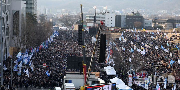 [서울=뉴시스] 김선웅 기자 = 윤석열 대통령에 대한 헌법재판소의 탄핵 심판 선고가 임박하고 대검찰청이 윤 대통령 구속 취소 즉시항고 포기 입장을 밝힌 8일 서울 종로구 안국역 인근에서 열린 야5당 공동 범국민대회에서 참가 시민들이 윤석열 대통령에 대한 탄핵 인용을 촉구하고 있다. 2025.03.08. mangusta@newsis.com