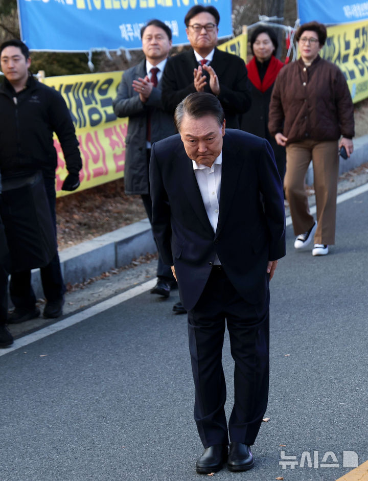 [의왕=뉴시스] 홍효식 기자 = 석방된 윤석열 대통령이 8일 오후 경기 의왕시 서울구치소 앞에서 지지자들에게 인사하고 있다. 2025.03.08. yesphoto@newsis.com