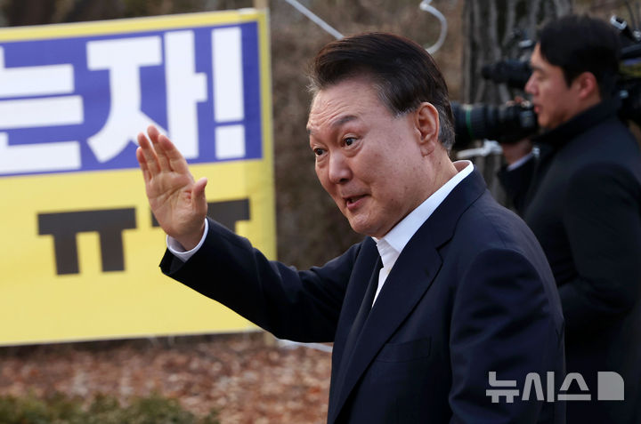 [의왕=뉴시스] 홍효식 기자 = 석방된 윤석열 대통령이 8일 오후 경기 의왕시 서울구치소 앞에서 지지자들에게 인사하고 있다. 2025.03.08. yesphoto@newsis.com