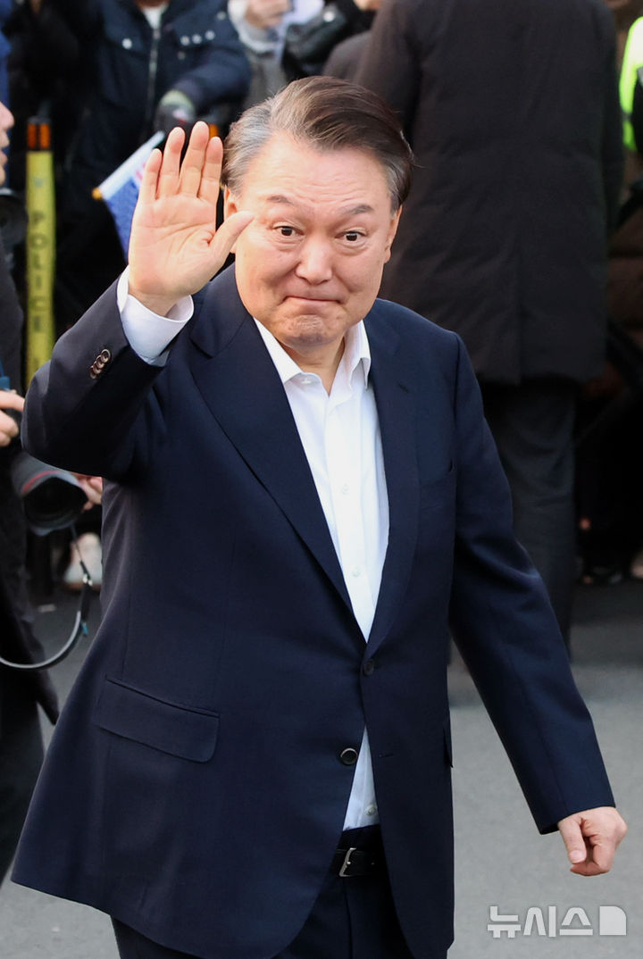 [서울=뉴시스] 김금보 기자 = 석방된 윤석열 대통령이 8일 오후 서울 용산구 한남동 관저 입구에서 지지자들에게 인사하고 있다. 2025.03.08. kgb@newsis.com