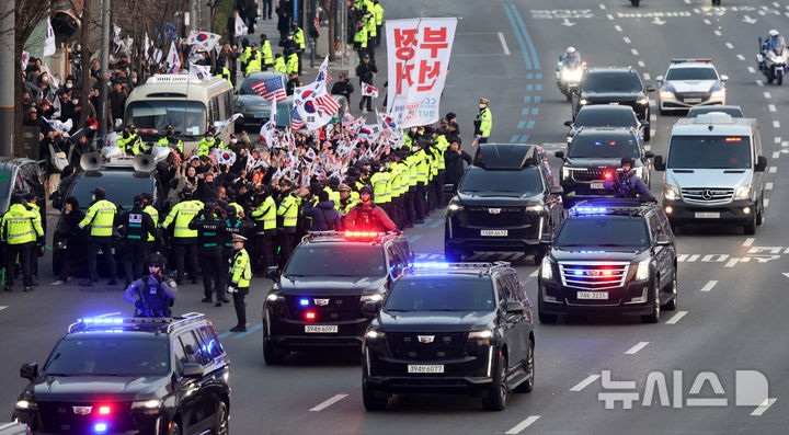 [서울=뉴시스] 김선웅 기자 = 구속 취소 청구가 인용돼 서울구치소에서 석방된 윤석열 대통령이 탑승한 차량 대열이 8일 서울 용산구 한남동 대통령 관저로 복귀하고 있다. 2025.03.08 mangusta@newsis.com