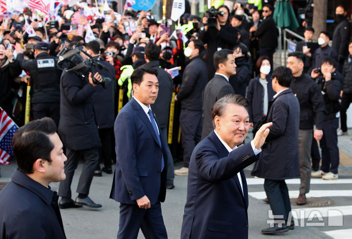 [서울=뉴시스] 김금보 기자 = 석방된 윤석열 대통령이 8일 오후 서울 용산구 한남동 관저 입구에서 지지자들에게 인사하고 있다. 2025.03.08. kgb@newsis.com