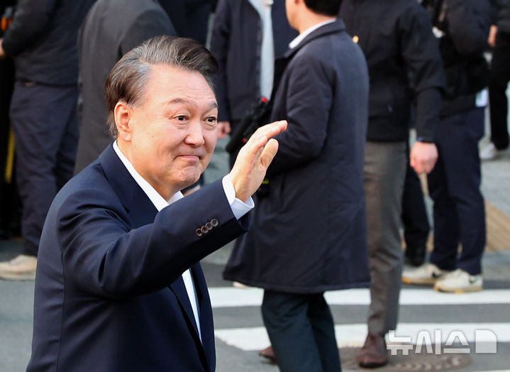 [서울=뉴시스] 김금보 기자 = 석방된 윤석열 대통령이 8일 오후 서울 용산구 한남동 관저 입구에서 지지자들에게 인사하고 있다. 2025.03.08. kgb@newsis.com