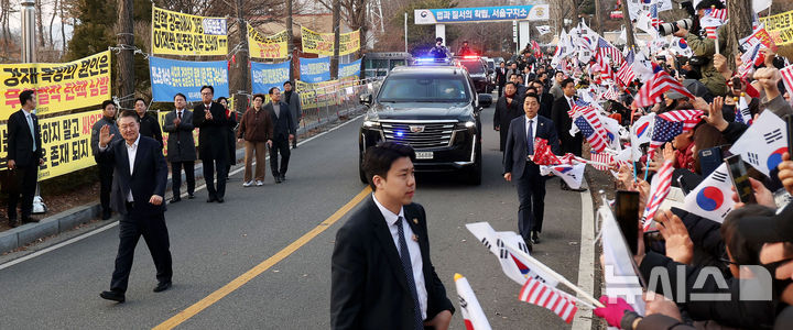 [의왕=뉴시스] 홍효식 기자 = 석방된 윤석열 대통령이 8일 오후 경기 의왕시 서울구치소 앞에서 지지자들에게 인사하고 있다. 2025.03.08. yesphoto@newsis.com
