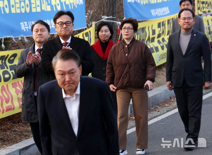 [의왕=뉴시스] 홍효식 기자 = 김주현(왼쪽부터) 민정수석, 정진석 대통령비서실장, 국민의힘 서명옥, 강선영, 임종득 의원 등이 지난달 8일 오후 경기 의왕시 서울구치소 앞에서 지지자들에게 인사하는 윤석열 대통령의 모습을 지켜보고 있다. 2025.04.05. yesphoto@newsis.com