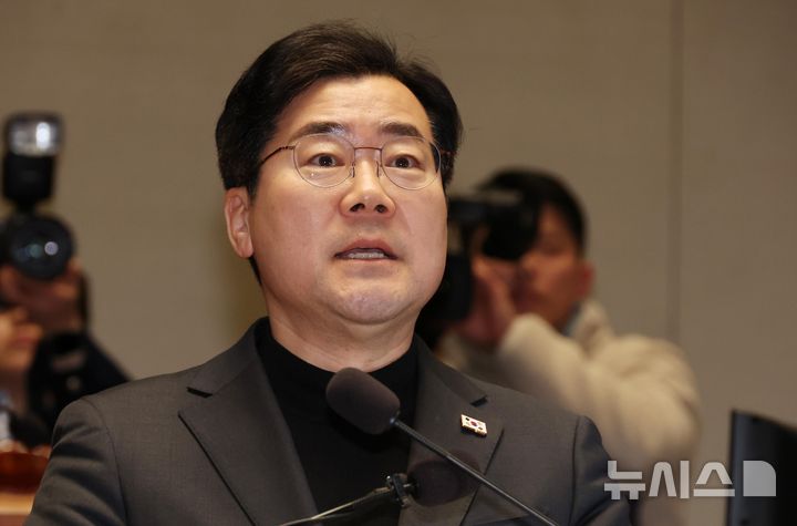 [서울=뉴시스] 조성봉 기자 = 박찬대 더불어민주당 원내대표가 지난 8일 오후 서울 여의도 국회에서 열린 비상의원총회에서 발언을 하고 있다. 2025.03.08. suncho21@newsis.com