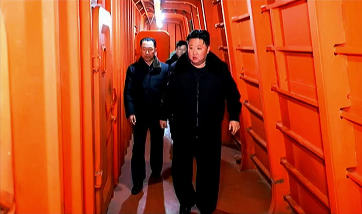[서울=뉴시스] 김정은 북한 국무위원장이 핵 추진 잠수함 등 함선·함정 건조 사업 실태를 시찰했다고 조선중앙TV가 8일 보도했다. (사진= 조선중앙TV 캡처) 2025.03.08. *재판매 및 DB 금지