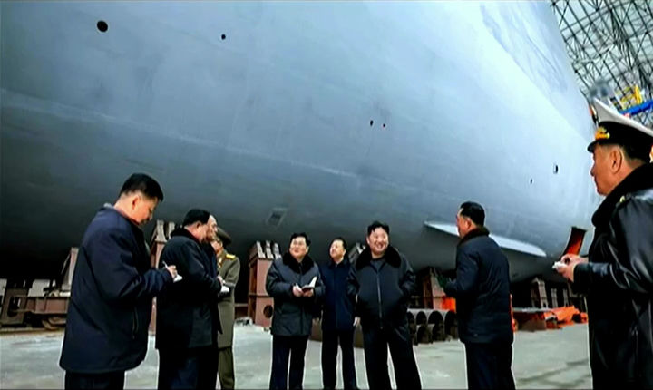 [서울=뉴시스] 김정은 북한 국무위원장이 핵 추진 잠수함 등 함선·함정 건조 사업 실태를 시찰했다고 조선중앙TV가 8일 보도했다. 미 군사전문가들은 북한이 핵잠수함을 건조, 운영하기가 매우 어렵다고 지적했다. (사진= 조선중앙TV 캡처) 2025.03.13. *재판매 및 DB 금지