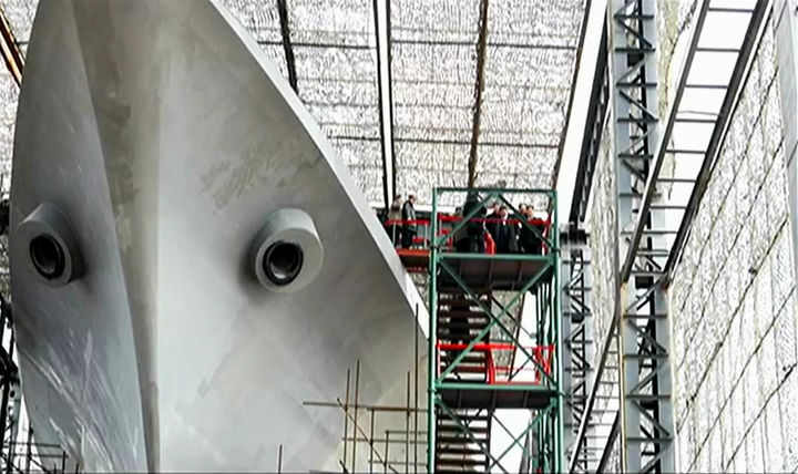 [서울=뉴시스] 김정은 북한 국무위원장이 핵 추진 잠수함 등 함선·함정 건조 사업 실태를 시찰했다고 조선중앙TV가 지난달 8일 보도했다. 지난 6일 포착된 인고위성 영상에 남포 해군조선소에서 길이 140m의 신형 유도미사일함 의장작업이 진행되고 있음이 포착됐다. 완성되면 북한 해군 보유 최대 함정이 될 예정이다. (사진= 조선중앙TV 캡처) 2025.03.08. *재판매 및 DB 금지