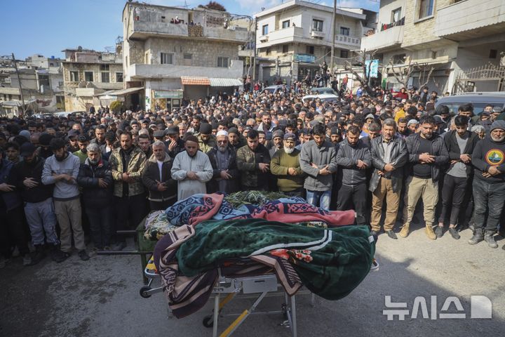 [AP/뉴시스] 이곳 출신으로 살해된 신정부 군인에 대한 기도. 이들립주는 신정부 탄생의 아사드 반정부군 집결지이며 라카티아는  아사드 고향으로 옛정권 수혜지였다. 