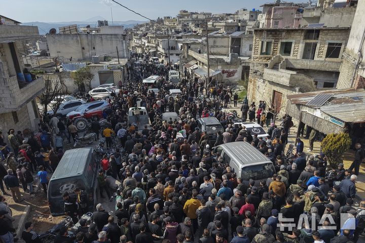 [AP/뉴시스] 8일 시리아 북서부 이들립주 마을에서 아래쪽 라타키아주의 아사드 충성파에게 살해된 신 정부 군인 4명의 장례식이 치러지고 있다