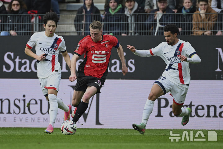 [렌=AP/뉴시스] 파리 생제르맹(PSG)의 이강인(왼쪽)이 8일(현지 시간) 프랑스 렌의 로아존 파크에서 열린 2024-25 리그1 25라운드 스타드 렌과 경기 중 공을 다투고 있다. 선발 출전한 이강인은 64분을 소화했고 PSG는 4-1로 대승해 선두를 굳게 지켰다. 2025.03.09.