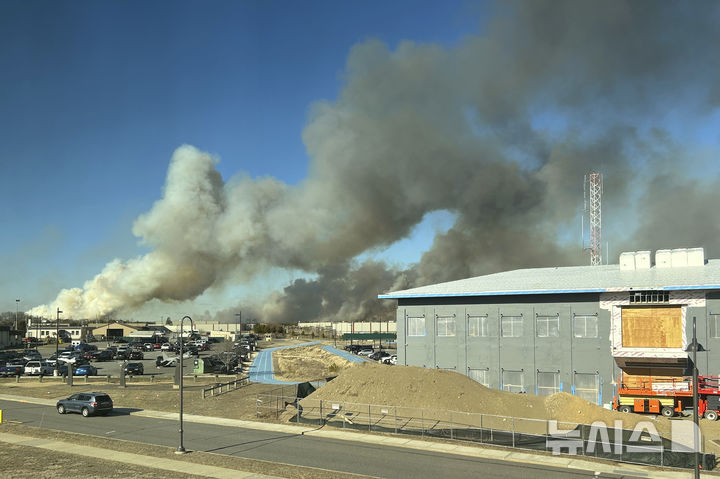 [뉴욕= AP/뉴시스] 뉴욕 주방위군 공군이 촬영해 AP통신에 제공한 3월 8일 롱아일랜드 파인 배런스 부근의 사진. 고속도로 부근에 까지 번진 관목숲의 산불로 선라이즈 고속도로가 폐쇄되었고 군부대 한 곳이 대피했다.&nbsp; 뉴욕주캐시 호컬 주지사는 이 날 주 비상사태를 선언했다. 2025.03.09.