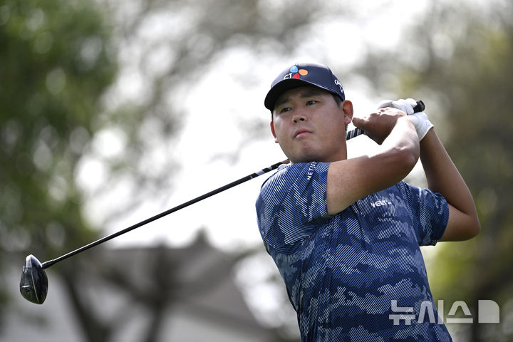 [올랜도=AP/뉴시스] 김시우가 8일(현지 시간) 미 플로리다주 올랜도 베이힐 클럽 & 로지에서 열린 미국프로골프(PGA) 투어 아널드 파머 인비테이셔널 3라운드 11번 홀에서 티샷하고 있다. 2라운드 공동 11위였던 김시우는 중간 합계 1언더파 215타 공동 17위를 기록했다. 2025.03.09.