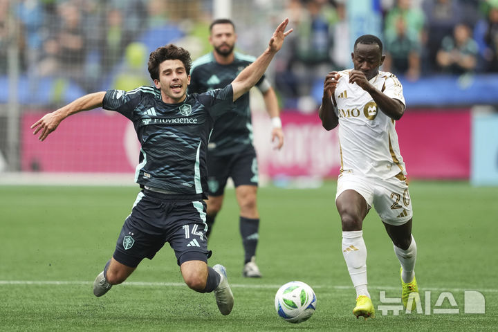 [시애틀=AP/뉴시스] 과거 미국 프로축구 메이저리그사커(MLS) 로스앤젤레스FC에서 뛰었던 얀 예보아(오른쪽). 2025.03.08.