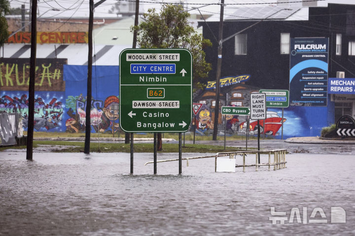 AP/뉴시스] 9일 호주 동부 뉴사우스웨일스 주 리스모어의 시내 침수도로&nbsp; 