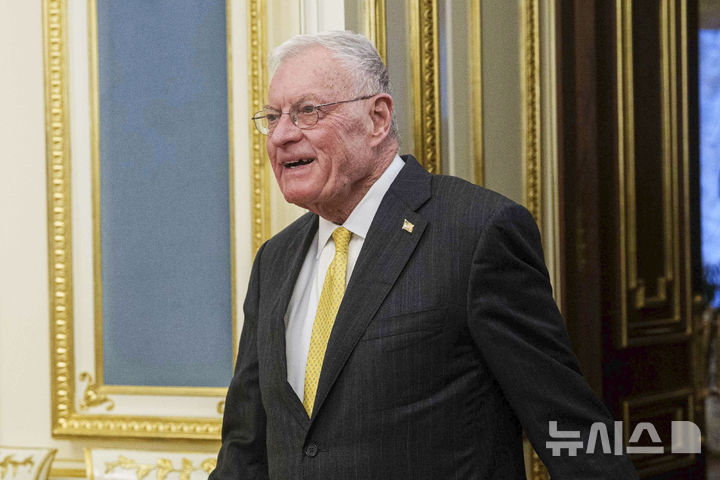 [키이우=AP/뉴시스] 도널드 트럼프 미국 대통령이 8일까지 러시아·우크라이나 휴전 타결을 압박한 가운데 미국 정부가 ﻿우크라이나와 러시아에 각각 특사를 보낼 것으로 전해졌다.사진은 키스 켈로그 미국 우크라이나·러시아 특별대사가 지난 2월 20일 우크라이나 키이우에서 볼로디미르 젤렌스키 우크라이나 대통령을 예방하는 모습. 2025.08.03. 