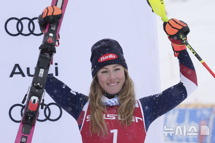 [오레=AP/뉴시스] 미케일라 시프린(미국)이 9일(현지 시간) 스웨덴 오레에서 열린 2024~2025 국제스키연맹(FIS) 알파인 월드컵 여자 회전 경기에서 3위에 오른 뒤 세리머니를 하고 있다. 2025.03.09