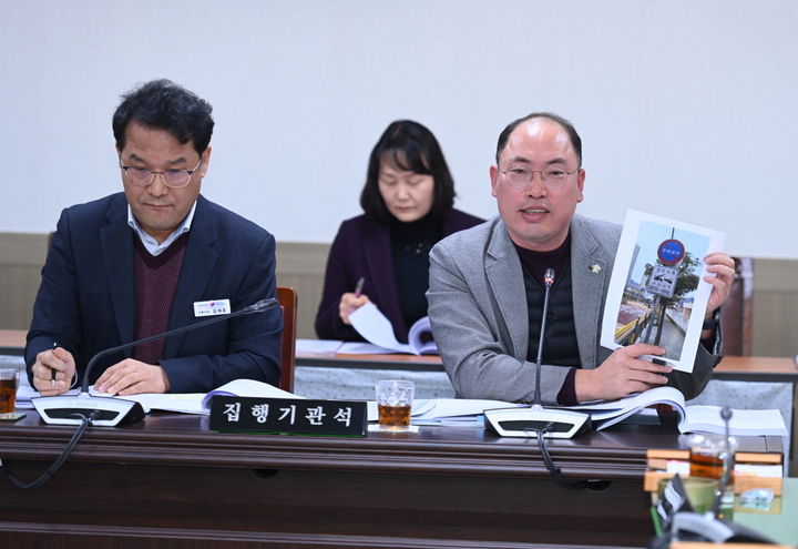 [거제=뉴시스] 신정철 기자= 경남 거제시의회는 지난 7일, 제252회 임시회 제2차 본회의에서 이태열 의원(오른쪽) 등이 발의한 조례안 9건을 통과시켰다.사진은 이태열 의원(장평,수월,양정동 더불어민주당)이 '거제시 개인형 이동장치 이용안전 증진 조례 일부개정안'을 대표발의하고 있는 모습.(사진=거제시의회 제공).2025.03.09. photo@newsis.com *재판매 및 DB 금지